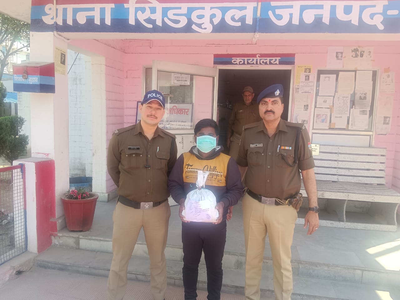 1 किलो 100 ग्राम अवैध गांजे के साथ एक अभियुक्त तस्कर को पुलिस ने किया गिरफ्तार। 