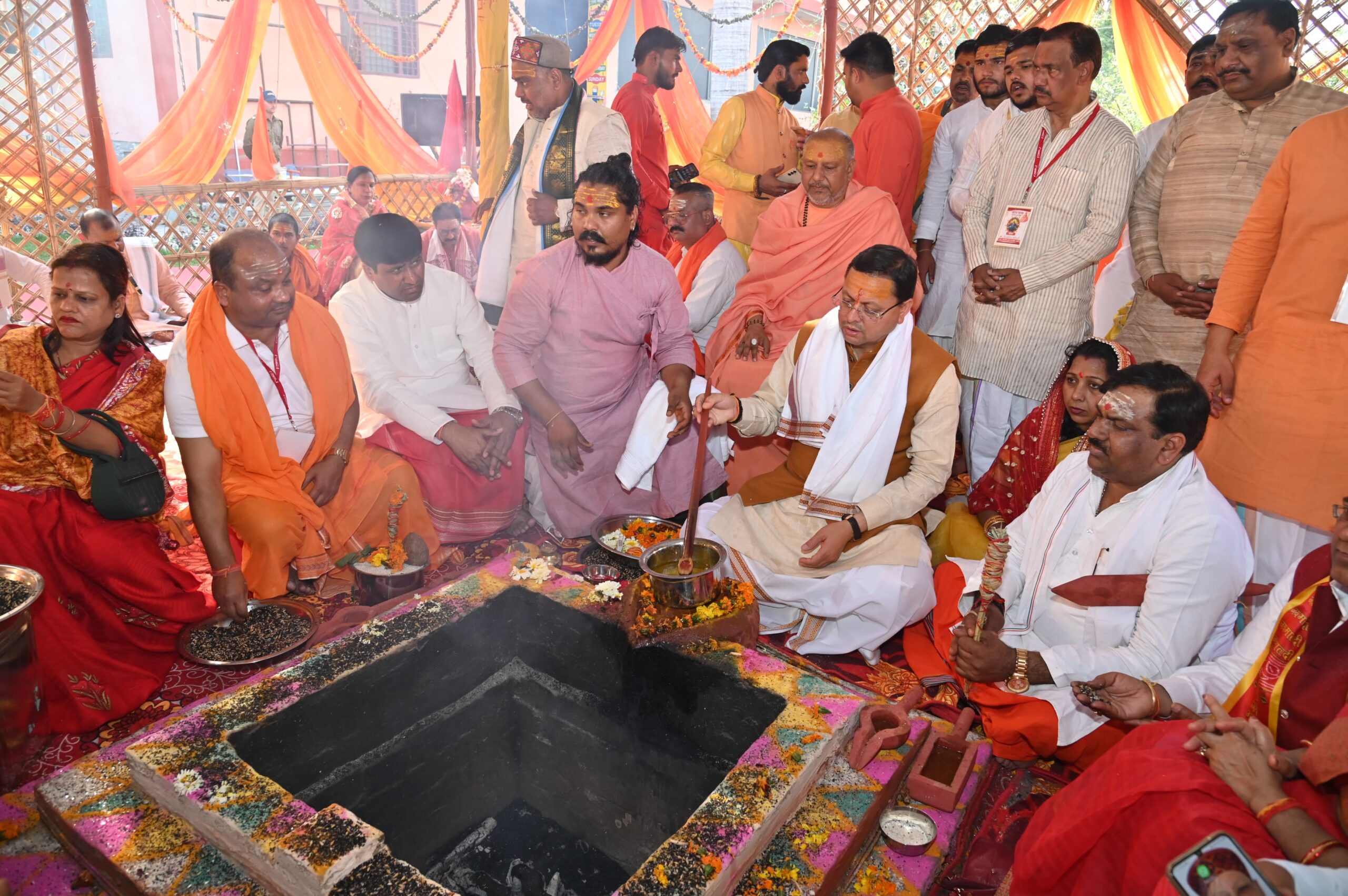 हरिद्वार मुख्यमंत्री पुष्कर सिंह धामी ने गुरूवार को जीवनदीप आश्रम में चल रहे पंच कुण्डीय होमात्मक श्री महारूद्र यज्ञ अनुष्ठान में शामिल होकर यज्ञ में आहूति दी,मुख्यमंत्री ने भगवान रूद्र से राज्य, देश एवं विश्व कल्याण की कामना।