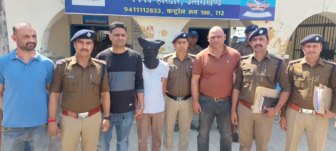 एसएसपी हरिद्वार द्वारा किशोर के ब्लाइंड मर्डर मिस्ट्री का किया खुलासा।  किशोर की गलती बस इतनी, थी कि उसने अपने “दोस्त के पिता को अन्य महिला के साथ आपत्तिजनक स्थिति में देख लिया था इस लिए कहि पोल खुल न जाये इस लिए किशोर की दर्दनाक हत्या कर डाली।