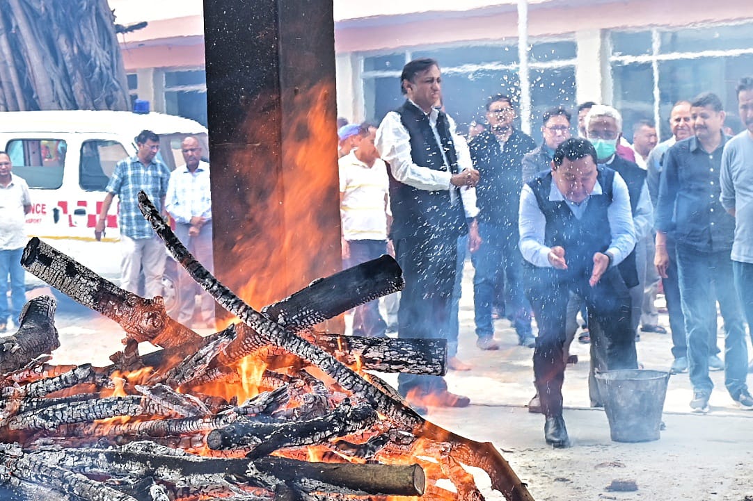 अपर सचिव उत्तराखंड शासन स्वर्गीय हरक सिंह रावत के अंत्येष्ठि खड़खड़ी शमशान घाट में हुई। 