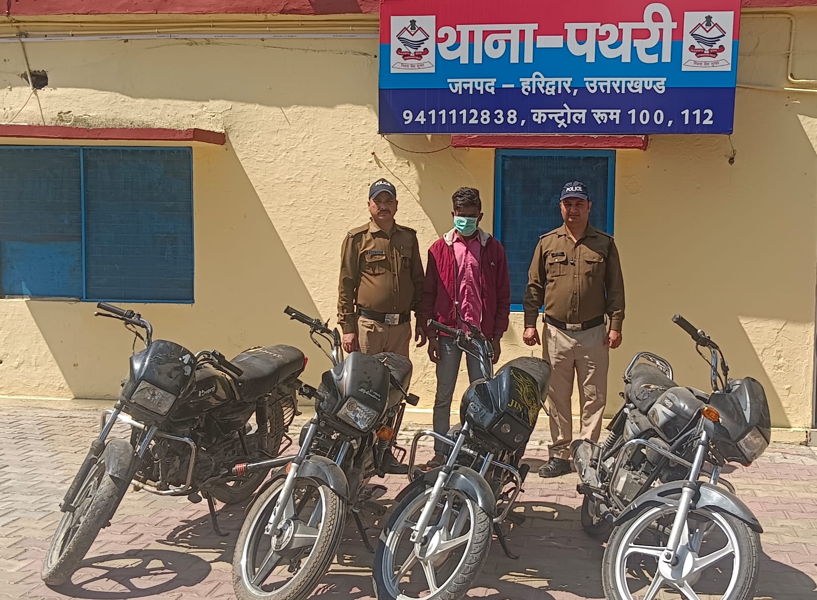 चोरी की 04 मोटरसाइकिलों के साथ एक आरोपी अभियुक्त को पुलिस ने किया गिरफ्तार।