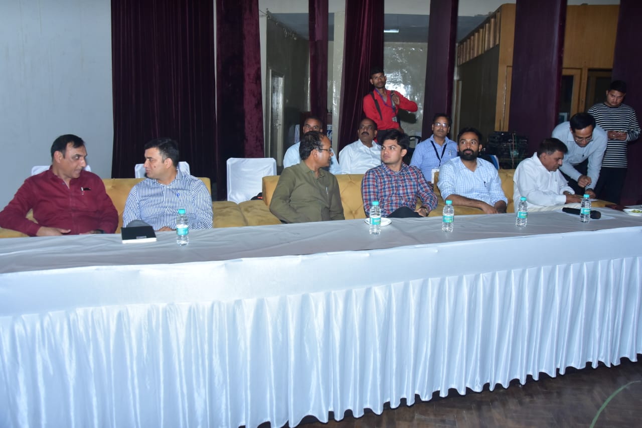 लोकसभा सामान्य निर्वाचन को निष्पक्ष, पारदर्शिता, सुचारू व शान्तिपूर्ण सम्पन्न कराने के लिए बीएचईएल के कन्वेंशन हॉल में जोनल व सैक्टर मेजिस्ट्रेट्स को भी मास्टर ट्रेनरों द्वारा सैद्धांतिक व ईवीएम,वीवीपैट का व्यवहारिक प्रशिक्षण दिया गया।