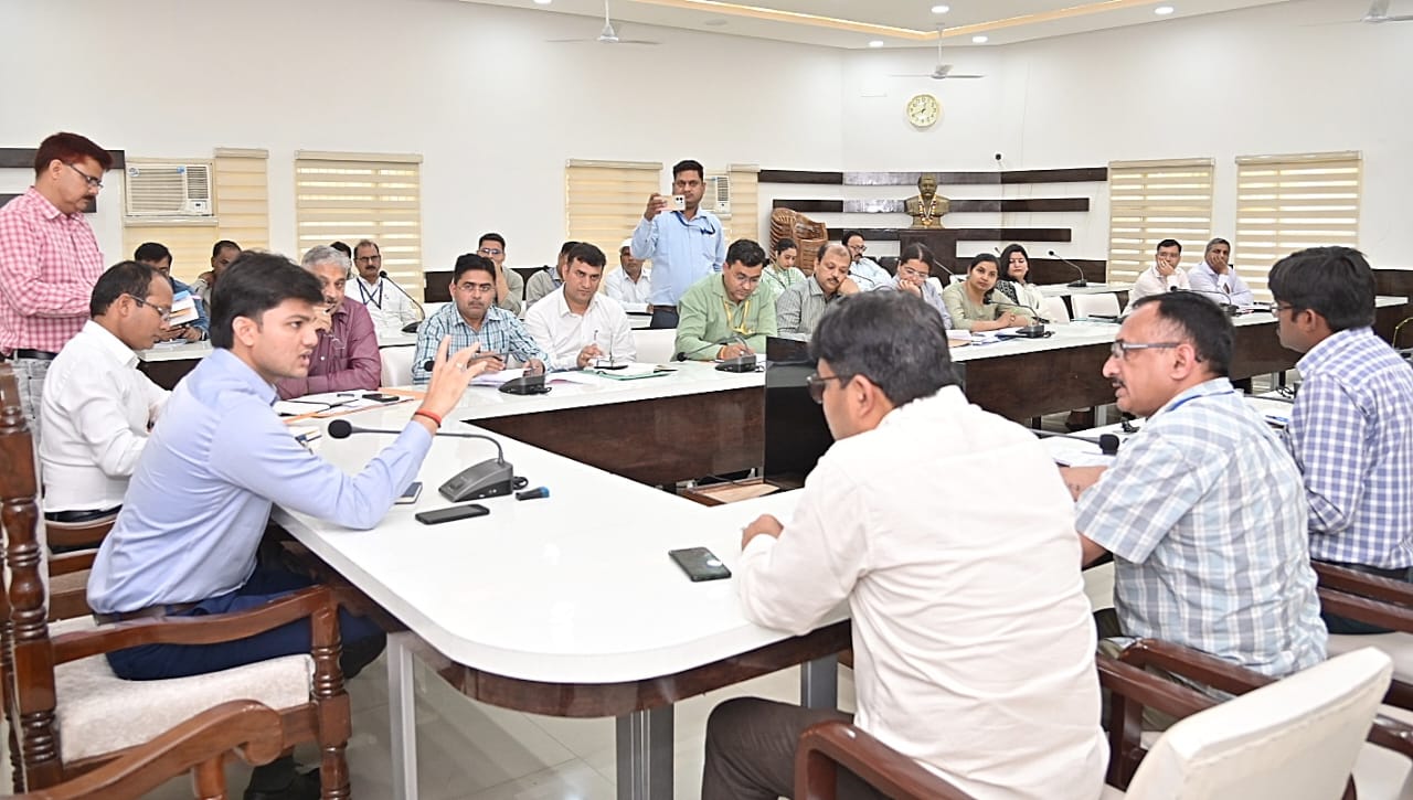 सीडीओ ने बताया कि निर्वाचन ड्यूटी कर रहे कार्मिकों द्वारा अपने–अपने मत का उपयोग किए जाने हेतु निर्वाचन आयोग द्वारा विशेष व्यवस्था की गई है।