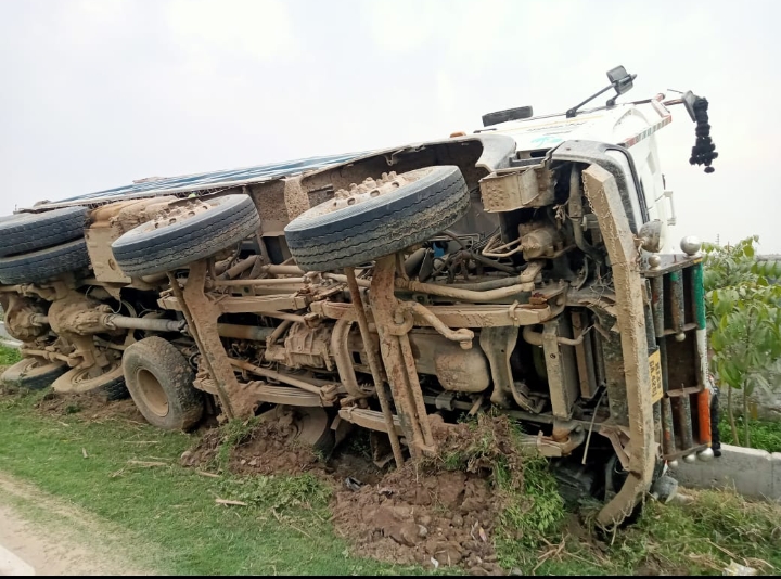 थाना पथरी क्षेत्र के गांव एक्कड़ कला के पास मिट्टी से भरे ओवरलोड डंपर से लगभग 22 वर्षीय म्रतक युवक आकाश की दर्दनाक मौत क्षेत्र में मजा हड़कंप।