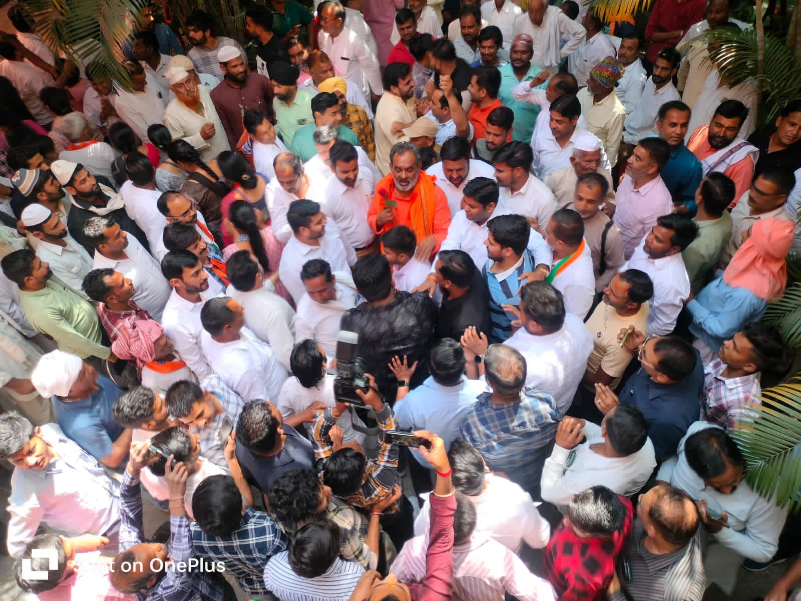 वेद मंदिर आश्रम में राष्ट्रीय अध्यक्ष जेपी नड्डा के स्वागत में उमड़ा जनसैलाब  राष्ट्रीय अध्यक्ष जेपी नड्डा का पूर्व कैबिनेट मंत्री स्वामी यतीश्वरानंद ने जनसैलाब के साथ गुलदस्ता भेंटकर किया स्वागत