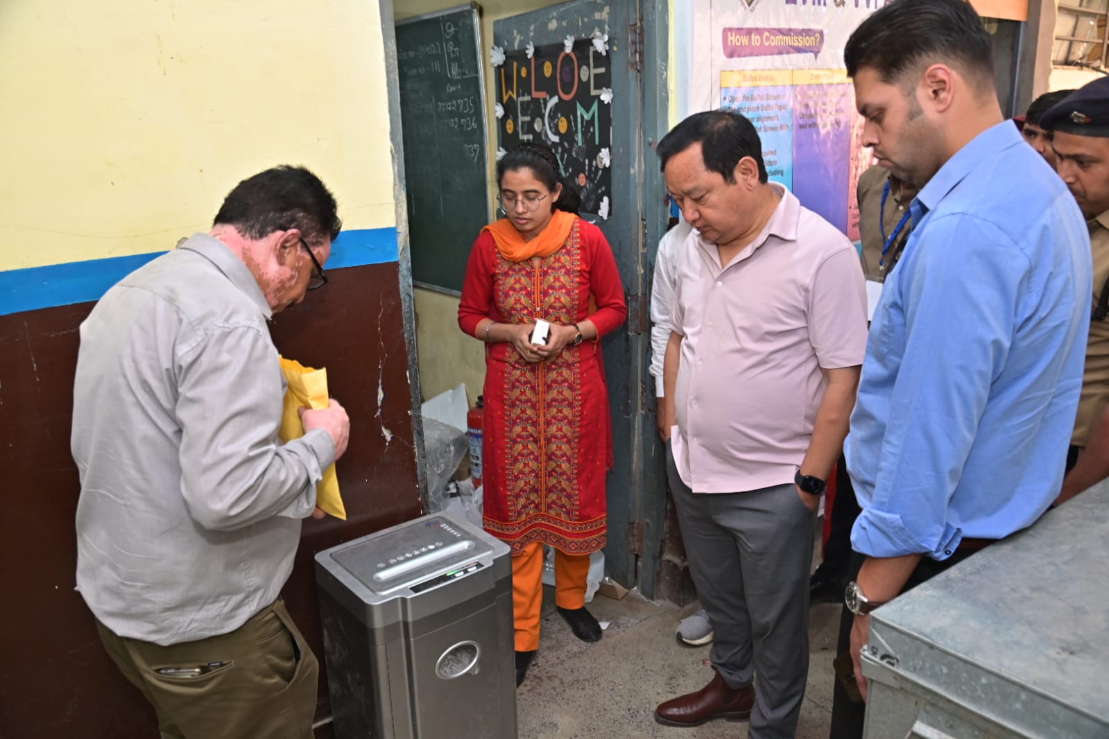 हरिद्वार। रिटर्निंग आफिसर एवम जिला निर्वाचन अधिकारी धीराज सिंह गर्ब्याल केंद्रीय विद्यालय में विधानसभावार चल रहे कैंडिडेट सेटिंग कार्य का निरीक्षण किया।