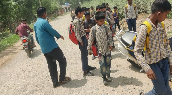 बहादराबाद। अलीपुर आनंद नगर में लोक निर्माण विभाग के अंतर्गत बनने वाली लगभग 1 किलोमीटर सड़क को अधर में लटकाय हुवा है जिससे आये दिन कटीले पथरो से राहगीर हो रहे है चोटिल।