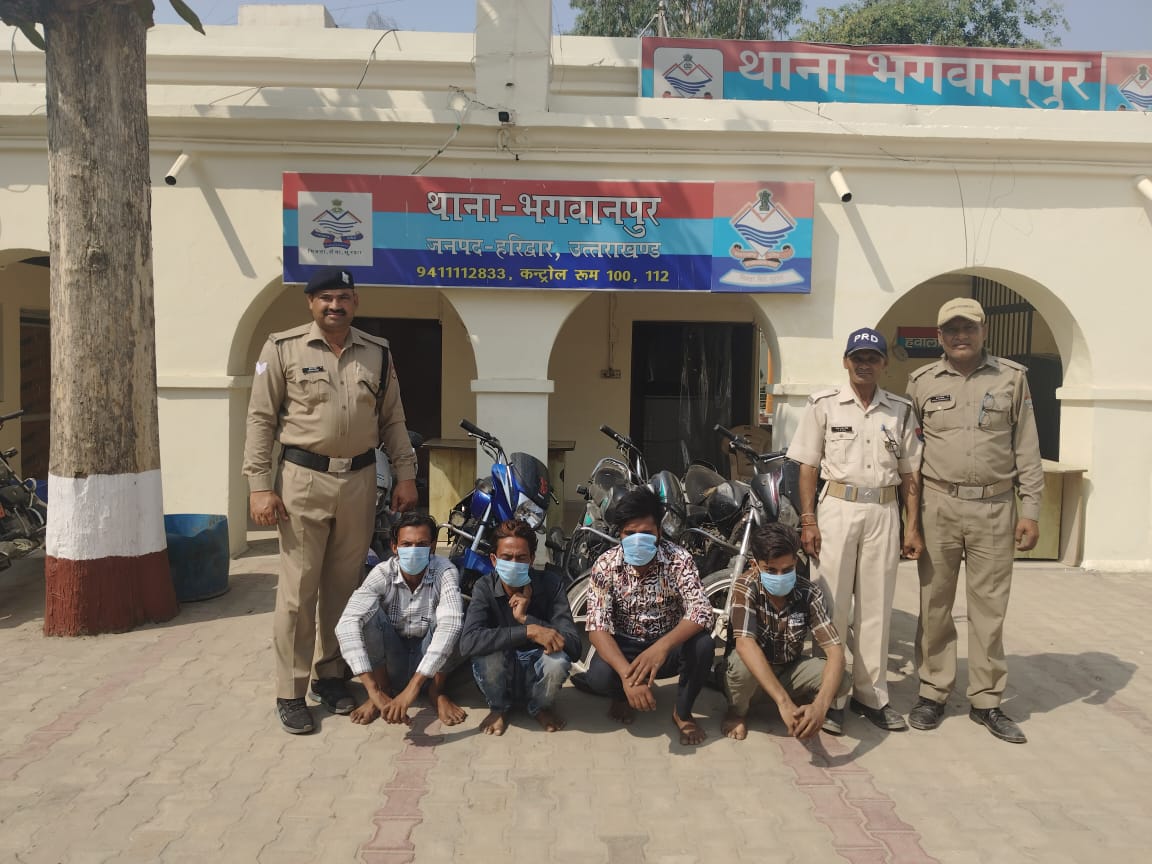 चोरी की हुई 05 मोटर साइकिल के साथ 04 शातिर चोरो को पुलिस ने किया गिरफ्तार।