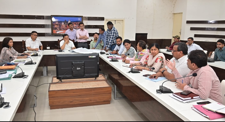 हरिद्वार। जिलाधिकारी धीराज सिंह गर्ब्याल ने कलेक्ट्रट सभागर में जनपद में आगामी मानसून के  दृष्टिगत जिला मुख्यालय सभागार में बैठक आयोजित की गई जिसमे हरिद्वार व रुड़की नगर क्षेत्र में वर्षा के पानी के निकासी संबंध में विस्तृत चर्चा की गई तथा ड्रेनेज योजना के सम्बंध में बैठक का आयोजन किया। 