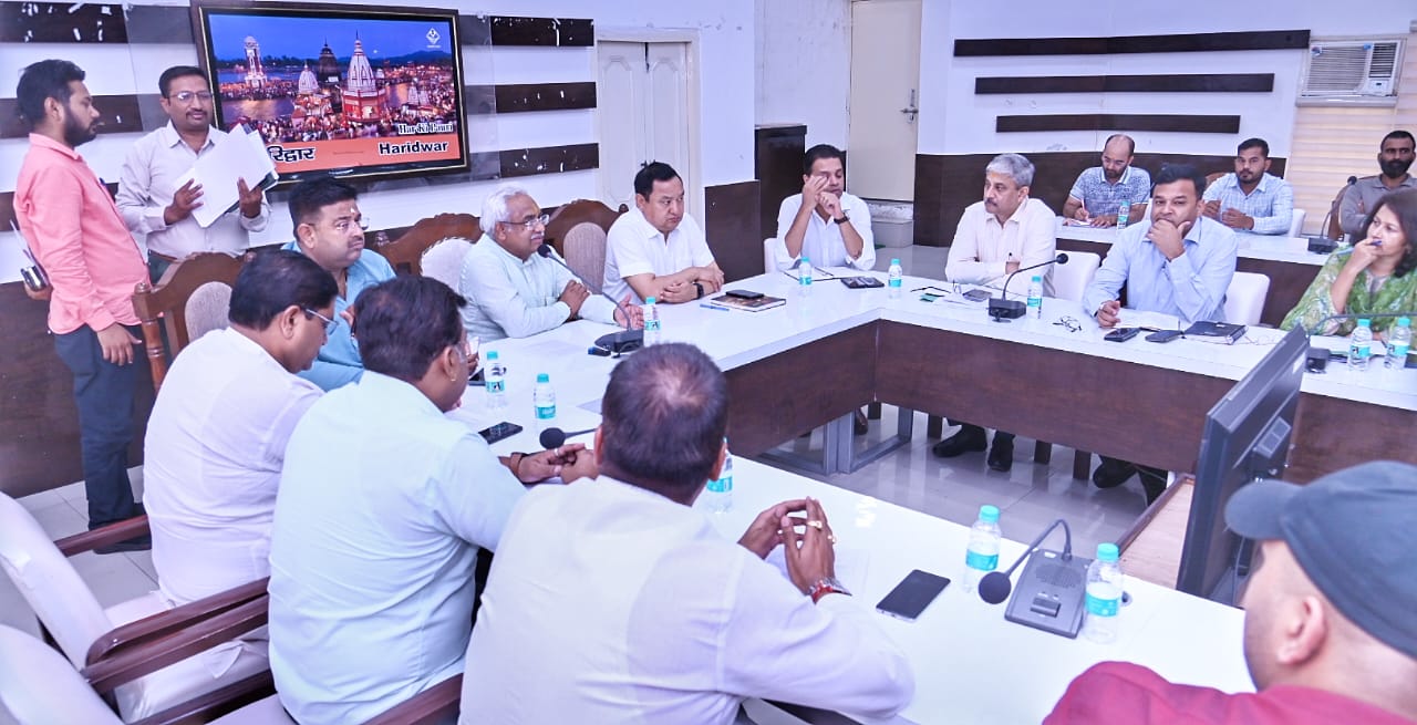 जिलाधिकारी धीराज सिंह ने हरिद्वार में नालियों की सफाई एवं ड्रेनेज सिस्टम के सम्बन्ध में जिला कार्यालय सभागार में सम्बन्धित अधिकारियों के साथ बैठक ली।
