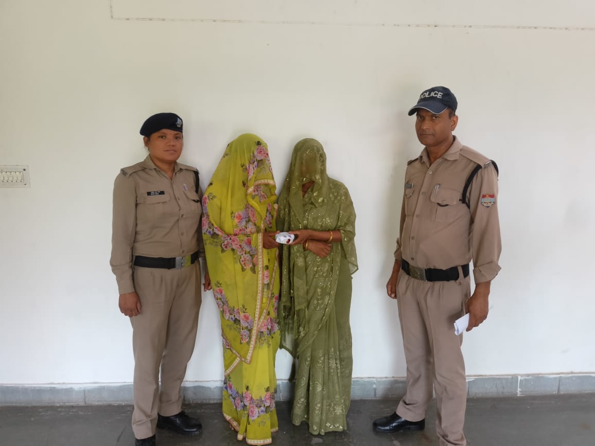 सोने की चेन चोरी कर दो महिलाओं को चैन के साथ पुलिस ने किया गिरफ्तार  करीब 100000/लाख रुपए कीमत की सोने की चैन बरामद हुई चैन स्नैचरों से