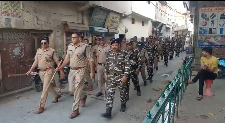मंगलौर विधानसभा उपचुनाव के दृष्टिगत हरिद्वार पुलिस ने पैरामिलिट्री फोर्स के साथ निकाला फ्लैग मार्च
