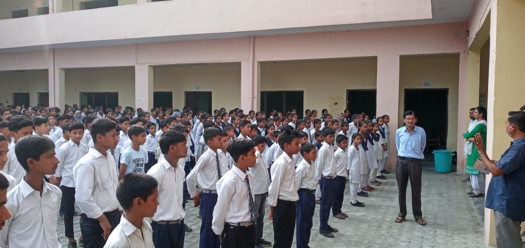  आदर्श बाल सदन इंटर कॉलेज बहादुरपुर जट के छात्र-छात्राओं और अध्यापक, अध्यापिकाओ ने कठुआ में भारतीय सेवा के जवानों के बलिदान होने पर 2 मिनट का मोन रखकर उन्हें श्रद्धांजलि अर्पित की ।