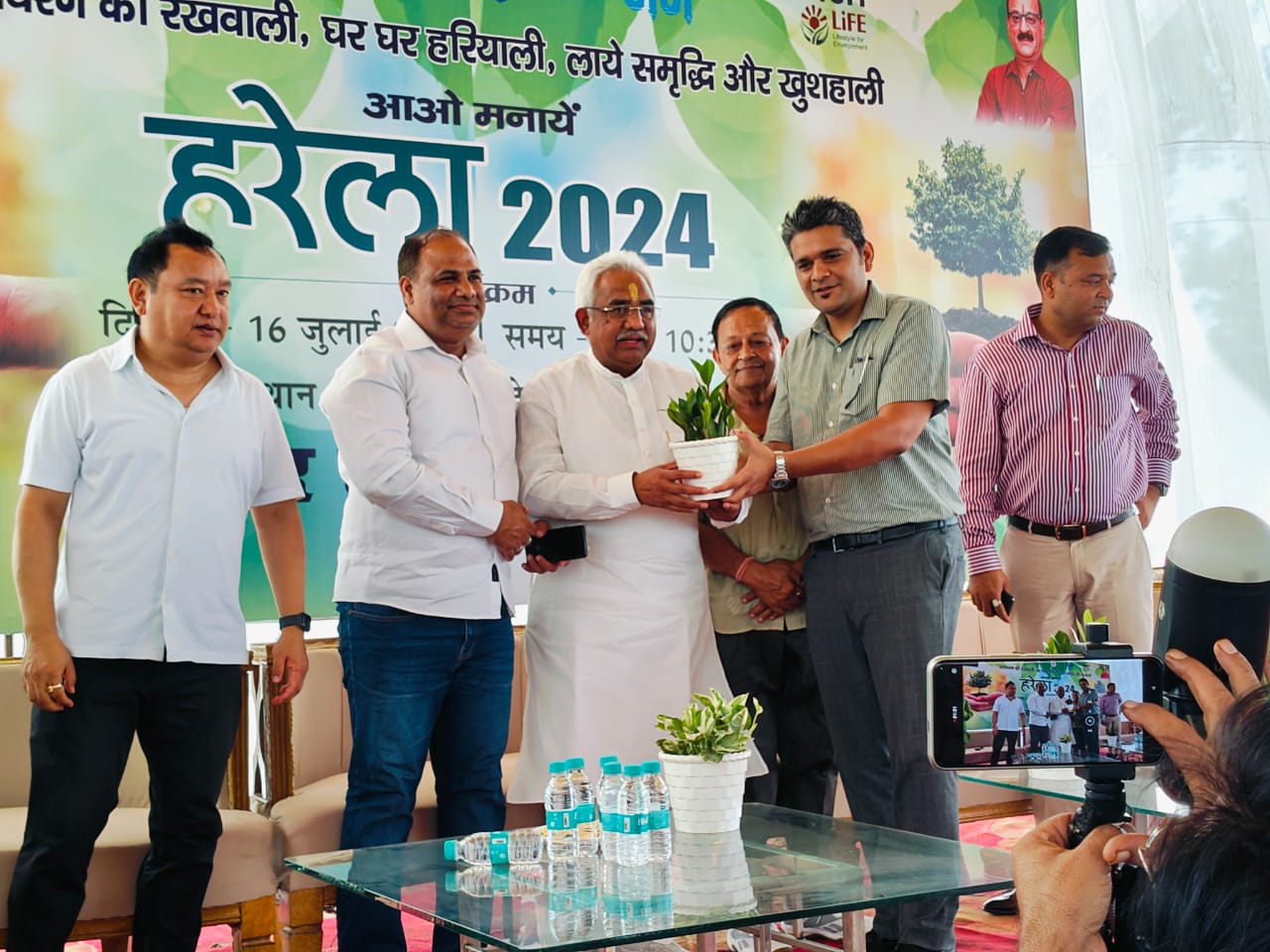 हरिद्वार। विधायक मदन कौशिक, रवि बहादुर, आदेश चौहान, जिलाधिकारी धीराज सिंह गर्ब्याल, एसएसपी प्रमेंद्र डोबाल,डीएफओ वैभव सिंह ने पौधारोपण कर किया कार्यक्रम का शुभारंभ।