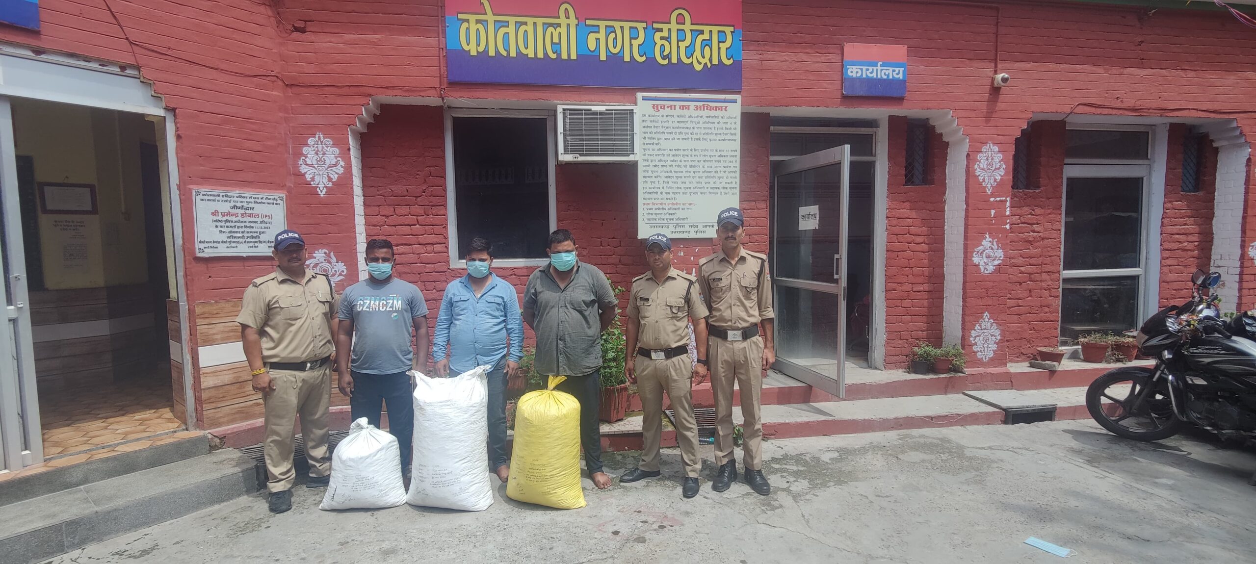 काँवड़ यात्रा को लेकर एसएसपी हरिद्वार प्रमेन्द्र सिंह डोबाल के सख्त निर्देश पर निरीक्षक एएनटीएफ यूनिट हरिद्वार की सटीक कार्यवाही में तीन धरे।  54 किलो 200 ग्राम अवैध गांजे के साथ 03 अभियुक्त आरोपियों को हरिद्वार पुलिस ने किया गिरफ्तार।