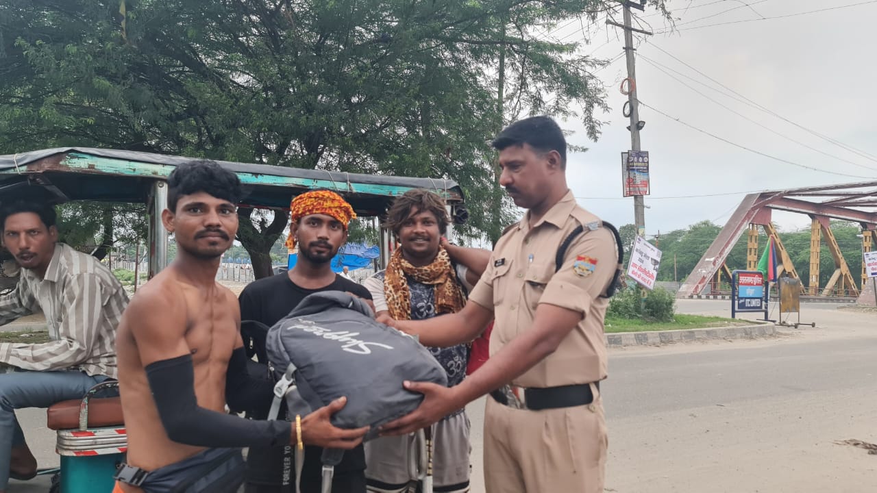 हरिद्वार पुलिस के जवानों ने कावड़िये का बैग ढ़ूढ खोज कर ₹10000 नगदी और 03 मोबाइल लौटाए  सामान सकुशल वापस मिलने पर कांवड़ियों ने जताया पुलिस के जवानों का आभार