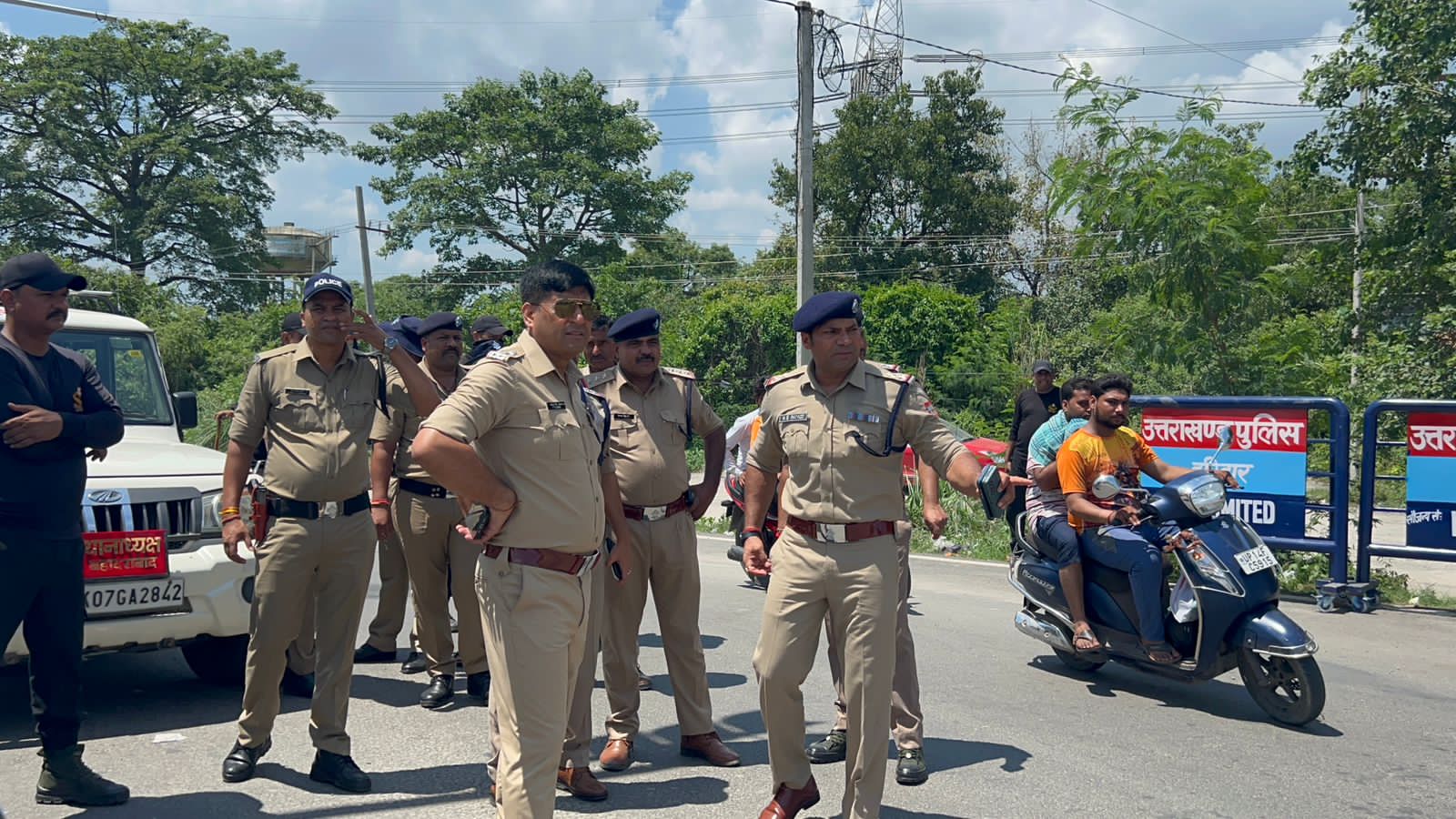 वरिष्ठ पुलिस अधीक्षक हरिद्वार द्वारा काँवड़ मेला क्षेत्र के सलेमपुर, बहादराबाद तिराहा, ख्याति ढाबा, टोल प्लाजा, हाईवे  मार्ग, नगला इमरती एवं अन्य स्थानों  का  अन्य पुलिस अधिकारियों के साथ भौतिक निरीक्षण किया जा रहा है।