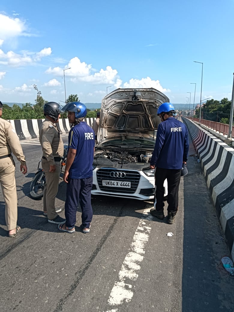हाईवे पर चलती ऑडी कार में लगी आग, फायर सर्विस द्वारा तत्काल पहुंचकर गाड़ी को पुरी जलने से बचाया