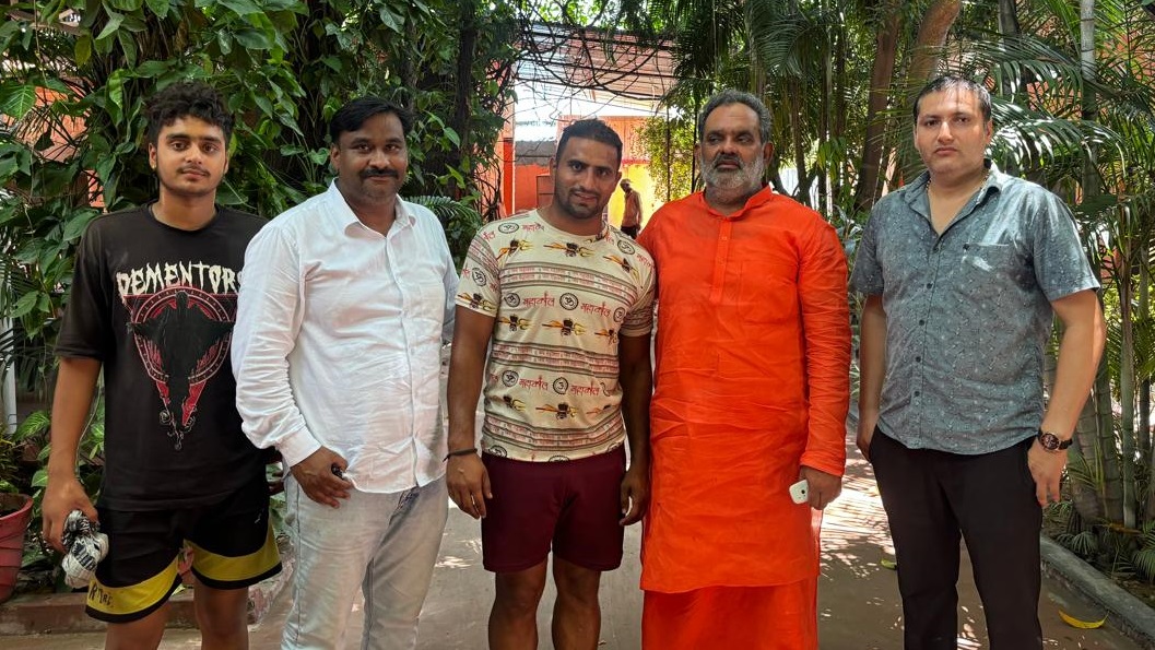 अर्जुन पुरस्कार से सम्मानित कबड्डी खिलाड़ी ने पूर्व कैबिनेट मंत्री स्वामी यतीश्वरानंद से लिया आशीर्वाद।