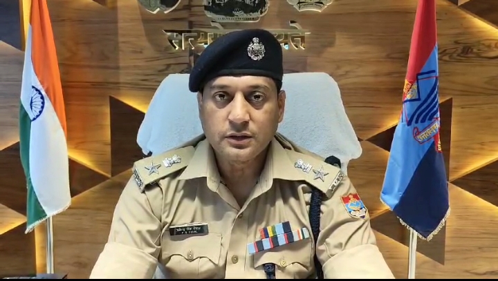 एसएसपी हरिद्वार प्रमेन्द्र सिंह डोबाल के नेतृत्व में  मिली  सफलता का प्रेस वार्ता के दौरान किया खुलासा  देर रात पुलिस और वैपन सप्लायर बदमाश के बीच हुई मुठभेड़ में बदमाश के लगी गोली