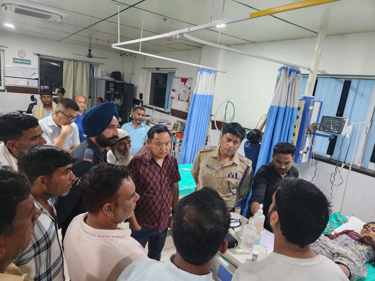 जिलाधिकारी धीराज सिंह गर्बयाल व एसएसपी प्रमेन्द्र  सिंह डोबाल ने हॉस्पिटल पहुंचकर घायलों का जाना हालचाल। डीएम ने दिए डॉक्टरों को बेहतर इलाज करने के निर्देश