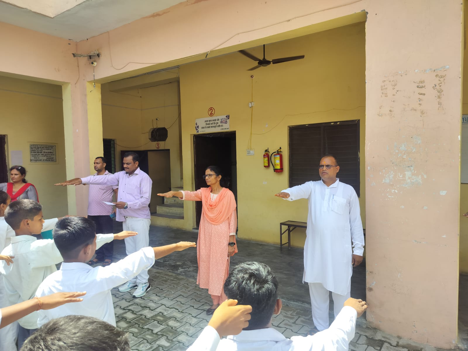  आदर्श बाल सदन इंटर कॉलेज बहादुरपुर जट में नशा मुक्ति अभियान के अंतर्गत छात्र,छात्राओं और अध्यापिकाओं को नशा मुक्ति अभियान की प्रधानाचार्य धर्मेंद्र सिंह चौहान ने सभी को दिलवाई शपथ।