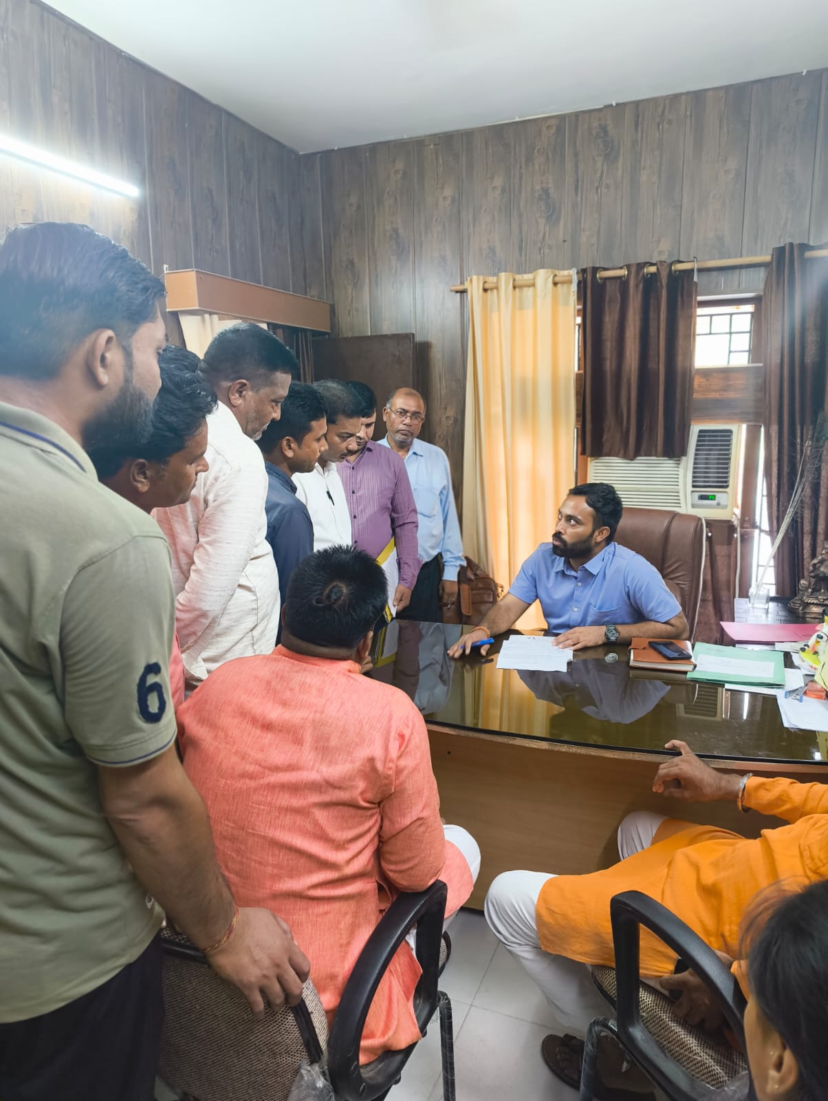 बहादराबाद क्षेत्र के अलीपुर गांव में पिछले काफी समय से गुलदार का आतंक और ग्रामीणों में दहशत का माहौल बना हुआ है। गुलदार से निजात पाने के लिए शुक्रवार को ग्रामीणों ने उप जिलाधिकारी हरिद्वार को दिया प्रार्थना पत्र