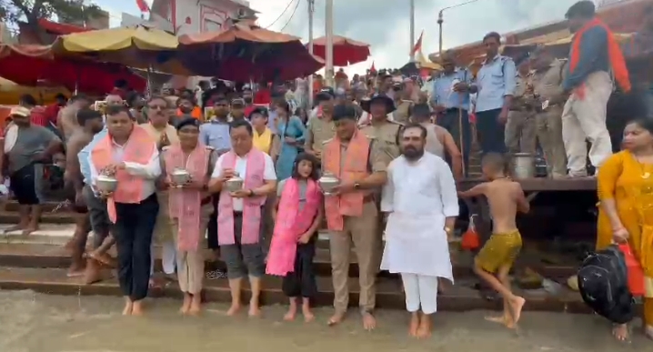 जिलाधिकारी एवं एसएसपी द्वारा कांवड़ मेला 2024 के आधिकारिक रूप से समापन की  घोषणा  कांवड़ यात्रा सकुशल होने पर दक्ष मन्दिर में महादेव को जल चढ़ाकर किया नमन।