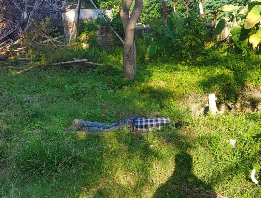 ब्लाक बहादराबाद परिसर में एक अज्ञात युवक का शव मिलने से मचा हड़कम्प दूसरी ओर थाना कनखल राजा गार्डन पुलिया के पास बाग में एक अज्ञात शव मिला दो अलग अलग थाना क्षेत्रो में अज्ञात शव मिलने से मचा हड़कम्प पुलिस ने दोनो शव को कब्जे में लेकर पोस्मार्टम के लिए जिला अस्पताल भिजवाया ओर दोनो की शिनाख्त की जा रही है।