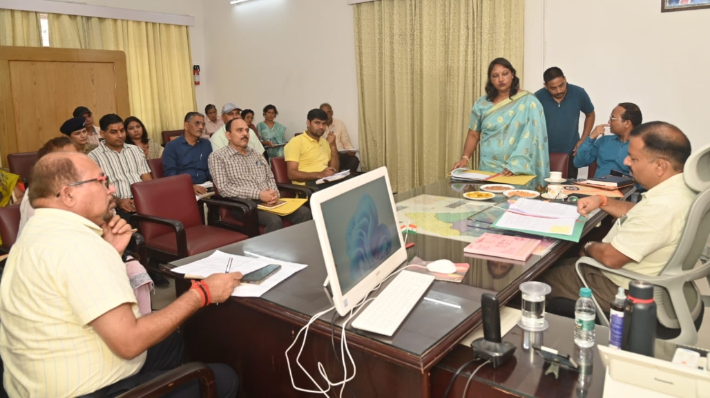 जिलाधिकारी कर्मेंद्र सिंह ने जिला कार्यालय में बैठक लेते हुए बेटियों की उन्नति एवं प्रगति का मार्ग प्रशस्त करने के लिए कैरियर काउंसिलिंग तथा आत्म रक्षा के गुर सिखाए जाने के दिये निर्देश।