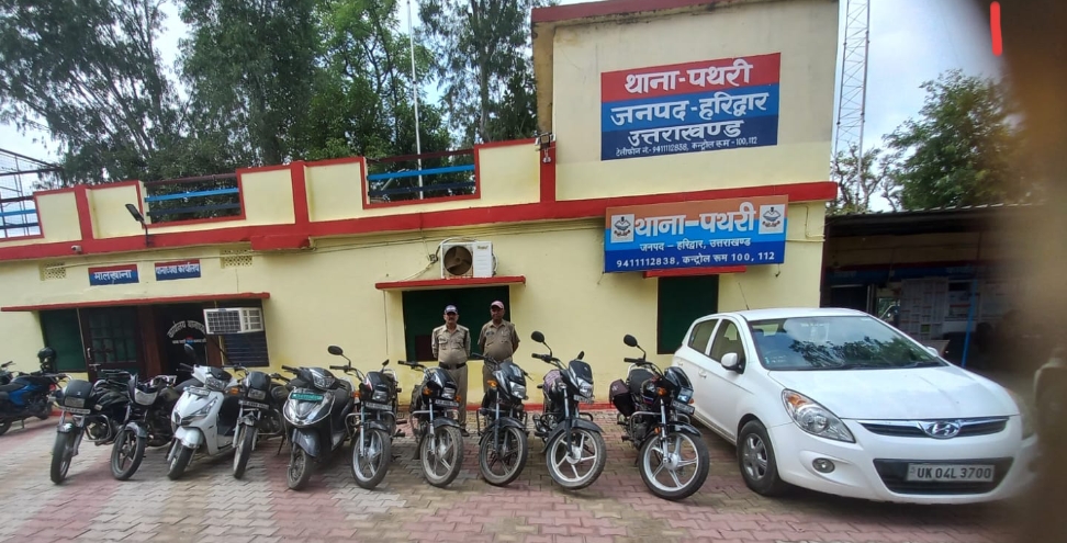 एसएसपी के निर्देश पर सड़कों पर दौड़ रहे बिना नंबर प्लेट के वाहनों के कागजातों की जाच पड़ताल के दौरान  पथरी पुलिस ने की बड़ी कार्यवाही जिसमे 11 दोपहिया वाहन किये सीज।