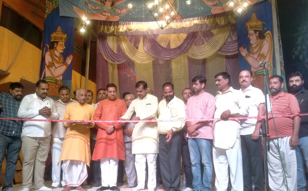  बहादराबाद में श्री राम लीला उत्सव का आरंभ रानीपुर विधायक आदेश चौहान ने रिबन काट कर  किय।