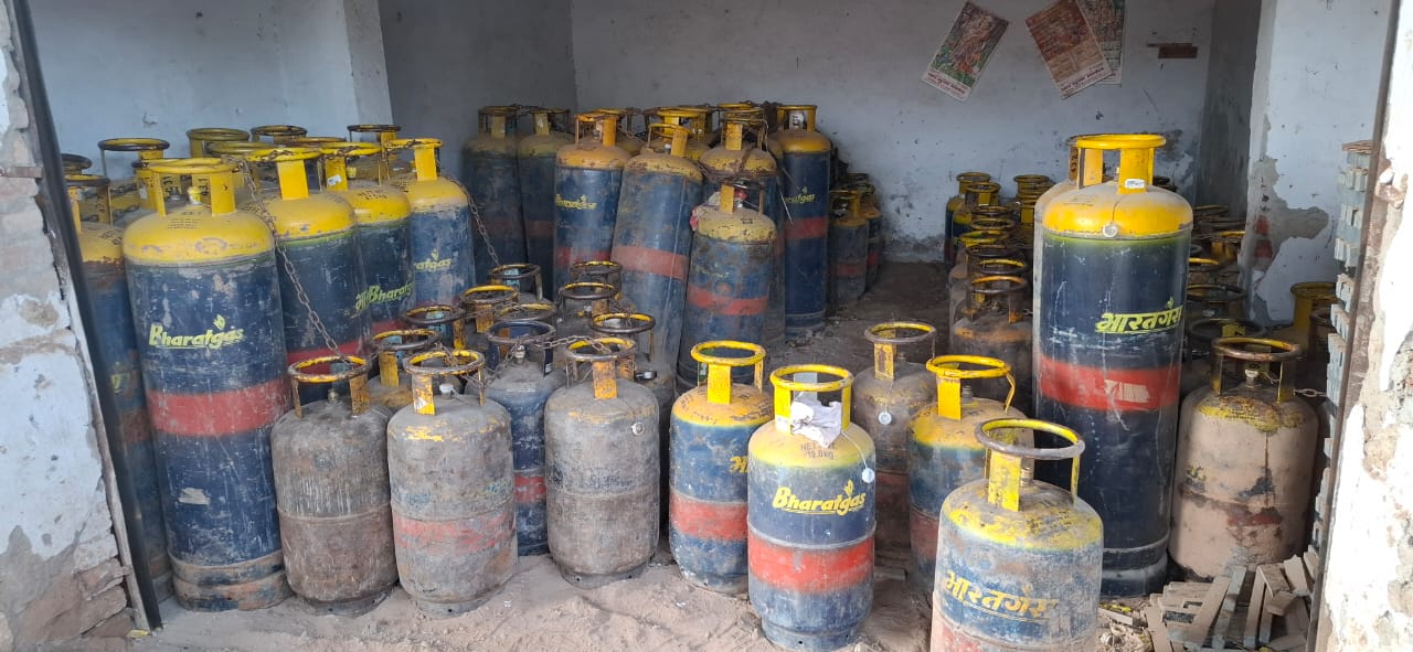 पूर्ति विभाग की बड़ी कार्यवाही लगभग 80 कॉमर्शियल गैस सिलेंडर मौके पर किये ज़ब्त  प्रति सिलेंडर सरकार को लगभग 900 रुपए किया जा रहा था राजस्व घाटा