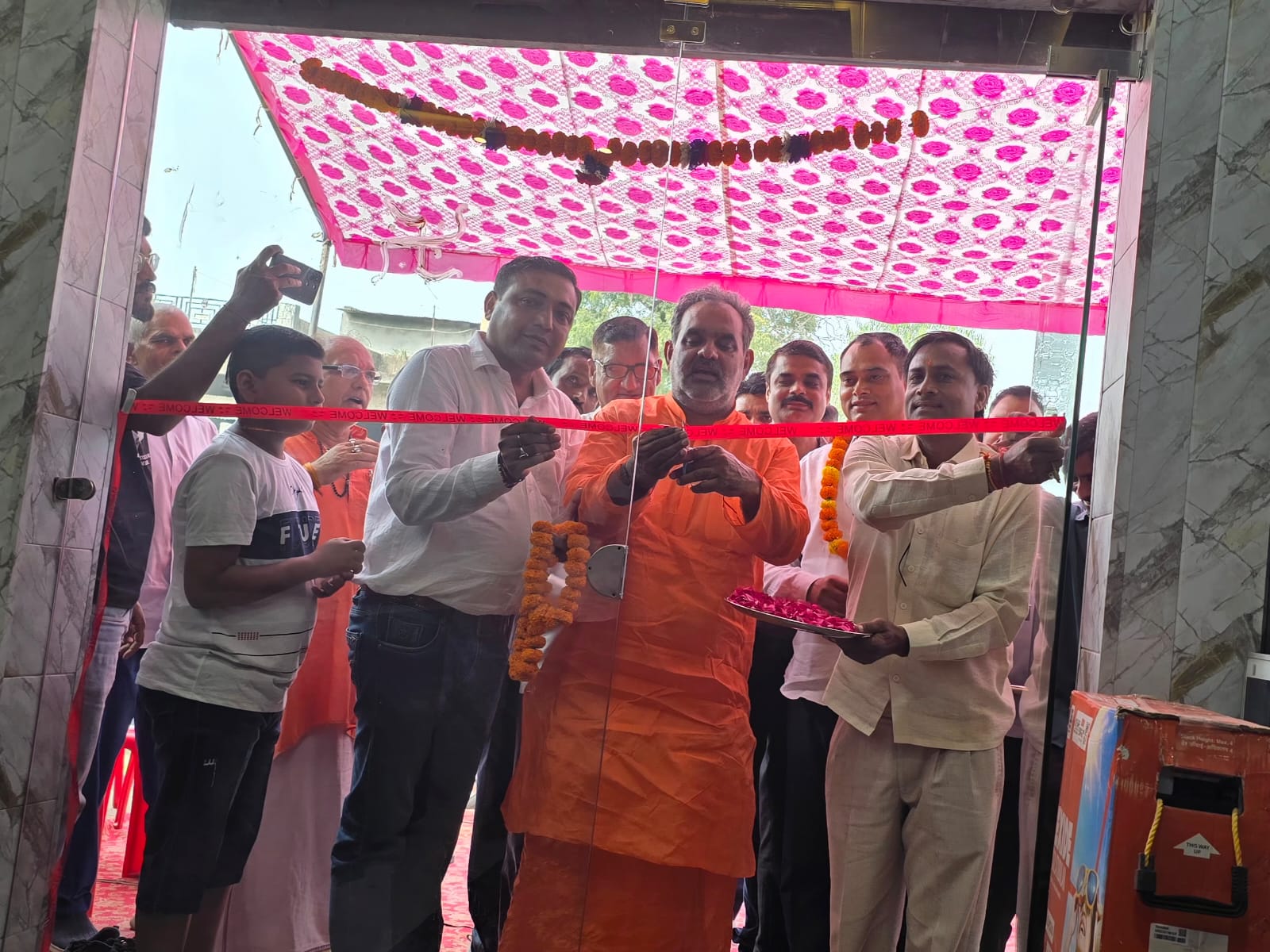 फेरुपुर रामखेड़ा में नव प्रतिष्ठान देव सोलर का पूर्व कैबिनेट मंत्री स्वामी यतीश्वरानंद ने फीता काटकर किया उद्धघाटन।