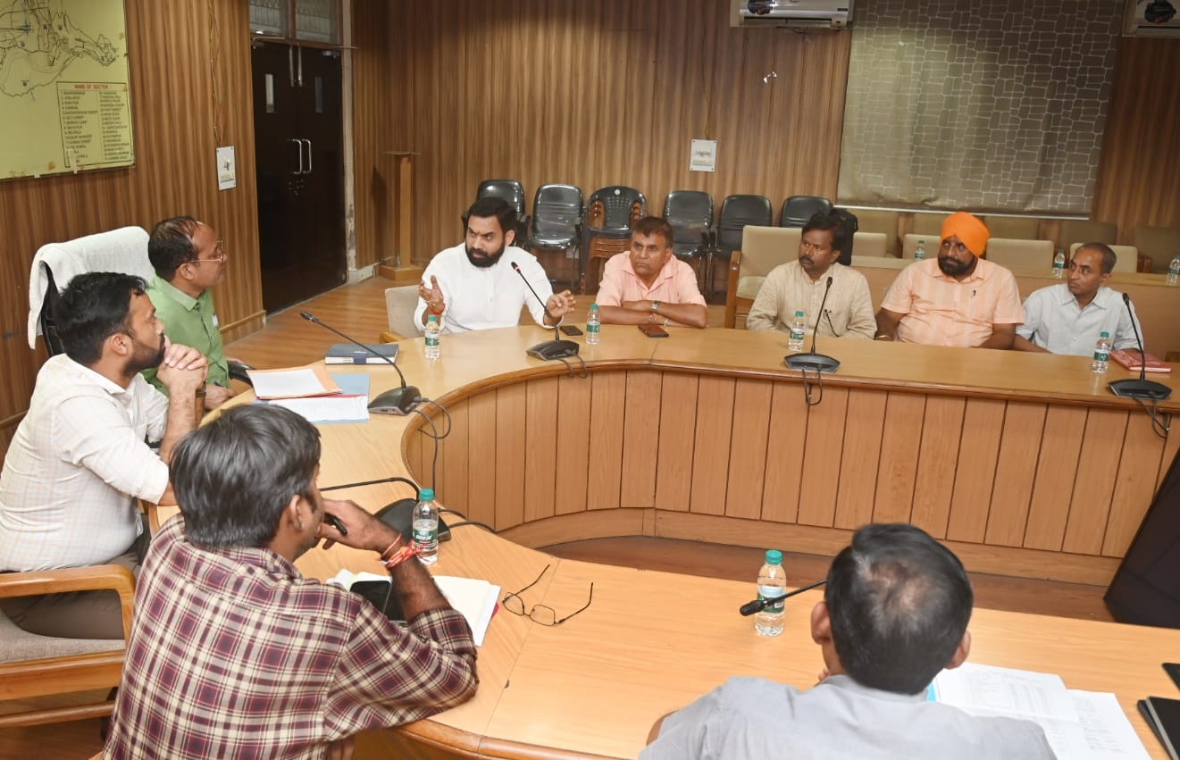 अपर जिलाधिकारी पीएल शाह की अध्यक्षता में गांगा दीपोत्सव की तैयारियों के सम्बन्ध में एक महत्वपूर्ण बैठक सीसीआर सभागार में सम्पन्न हुई।