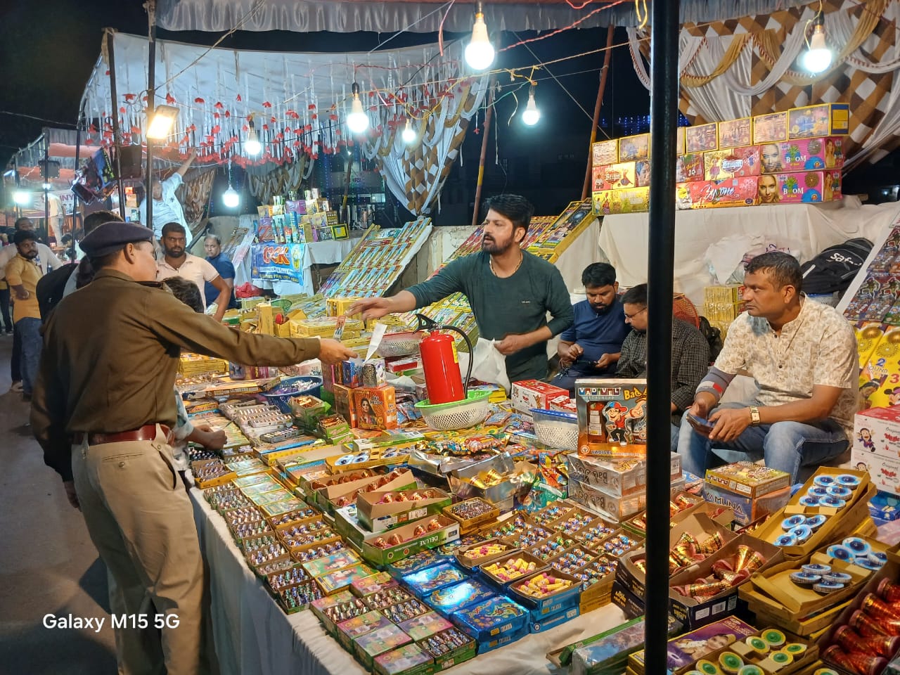 आबादी क्षेत्र में पटाखों का भंडारण करने वालों के खिलाफ की जाएगी कड़ी कार्यवाही