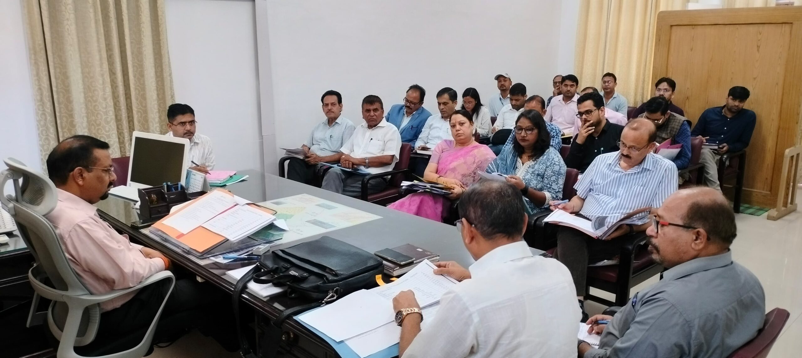 जिलाधिकारी कर्मेन्द्र सिंह की अध्यक्षता में जिला शिक्षा परियोजना समग्र शिक्षा अनुश्रवण समिति की बैठक मंगलवार की देर सांय जिला कार्यालय में सम्पन्न हुई। 