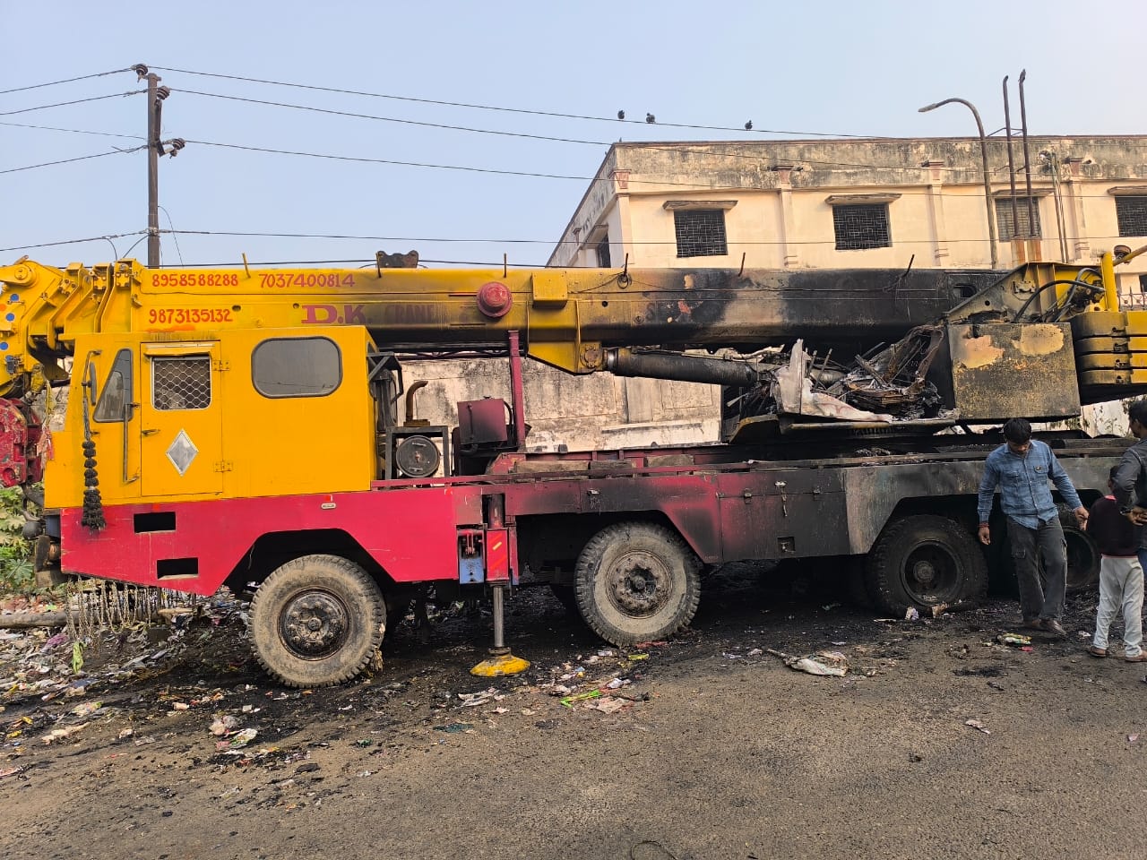 फायर स्टेशन को सूचना प्राप्त हुई की राजा बिस्कुट चौक के पास क्रेन में आग लगी है जिस पर फायर स्टेशन से FSO के नेतृत्व में तत्काल दो फायर यूनिट घटनास्थल राजा बिस्कुट चौक के पास राठौर प्लाजा के सामने पहुंची जहाँ पर देखा की एक हाईड्रालिक क्रेन पूरी तरह से आग की लपटो से घिरी हुई थी।