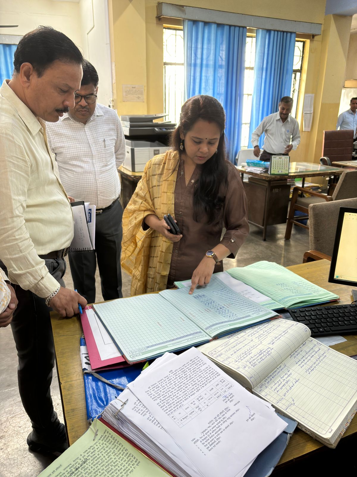 मुख्य विकास अधिकारी आकांक्षा कोण्डे द्वारा 10.15 बजे विकास भवन स्थापित जिला विकास, डीआरडीए, अर्थ एवं संख्या, पंचस्थानि, कृषि, उद्यान, जिला कार्यकम, सहकारिता, उरेडा, खादी ग्रामोद्योग, मत्स्य, पशुपालन, कृषि, कृषि रक्षा, ग्रामोत्थान (रीप), अल्प संख्यक कल्याण, जिला प्रोवेशन, एनआरएलएम, समाज कल्याण, पंचायत राज एवं डेयरी विकास विभाग का किया औचक निरीक्षण मचा हडक़म्प।