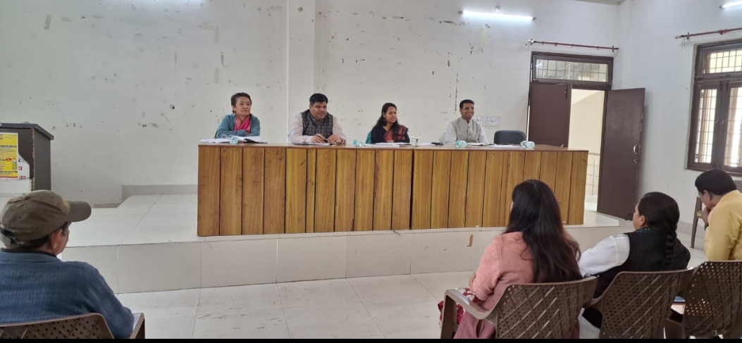  मुख्य विकास अधिकारी ने विकास खण्ड रुड़की में औचक निरक्षण के दौरान ली समीक्षा बैठक।