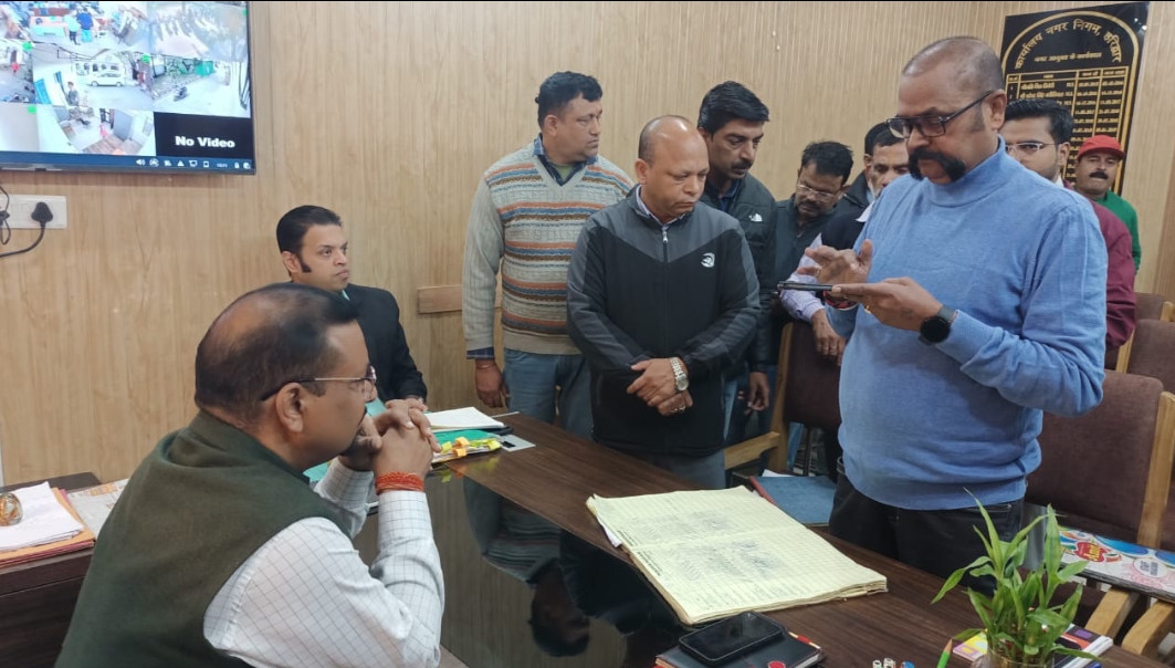  जिलाधिकारी कर्मेंद्र सिंह ने नगर निगम कार्यालय में 10ः10 बजे की गई छापेमारी के दौरान 73 कार्मिक अनुपस्थित मिले।जिलाधिकारी ने छापेमारी के दौरान अनुपस्थित मिले सभी अधिकारियों तथा कर्मचारियों का वेतन रोकने तथा स्पष्टीकरण लेने के निर्देश दिये। 