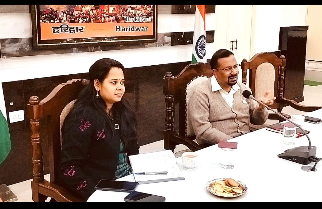 पीएम विश्वकर्मा योजनान्तर्गत जनपद के पारम्परिक शिल्पकारों एवं कारीगरों को आर्थिक रूप से सशक्त बनाने और उनके कौशल विकास हेतु प्राथमिकता से कार्य करना सुनिश्चित करें। यह निर्देश जिलाधिकारी कर्मेन्द्र सिंह ने जिला कार्यालय सभागार में पीएम विश्वकर्मा योजना की समीक्षा बैठक लेते हुए दिये। 