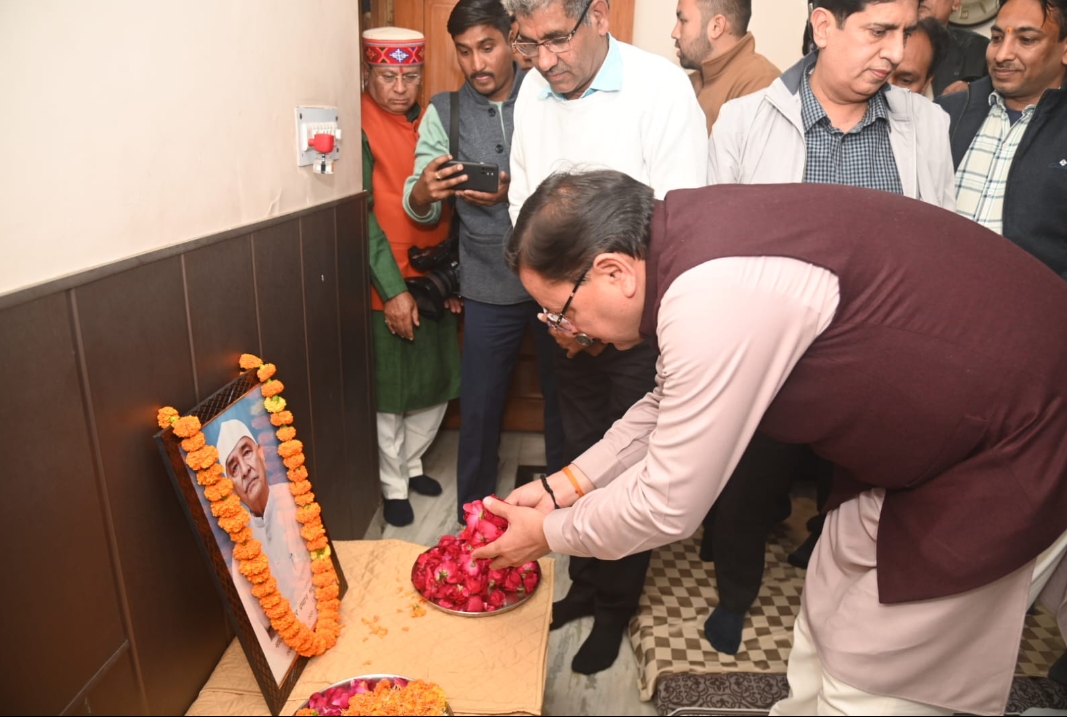 मुख्यमंत्री पुष्कर सिंह धामी ने दिवंगत पूर्व विधायक चंद्रशेखर भट्टेवाले के सैनिक कॉलोनी स्थित आवास पहुंचकर  स्वर्गीय चंद्रशेखर की प्रतिमा पर पुष्पांजलि अर्पित करते हुए शोक संवेदना व्यक्त की।