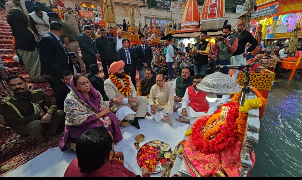 महामहिम राज्यपाल गुरमीत सिंह ने हरकी पौड़ी पहुॅचकर पूरे विधि विधान के साथ पूजा-अर्चना कर दुग्धाभिषेक किया तथा गंगा आरती में शामिल हुए और देश-प्रदेश की खुशहाली एवं समृद्धि की कामना की। 