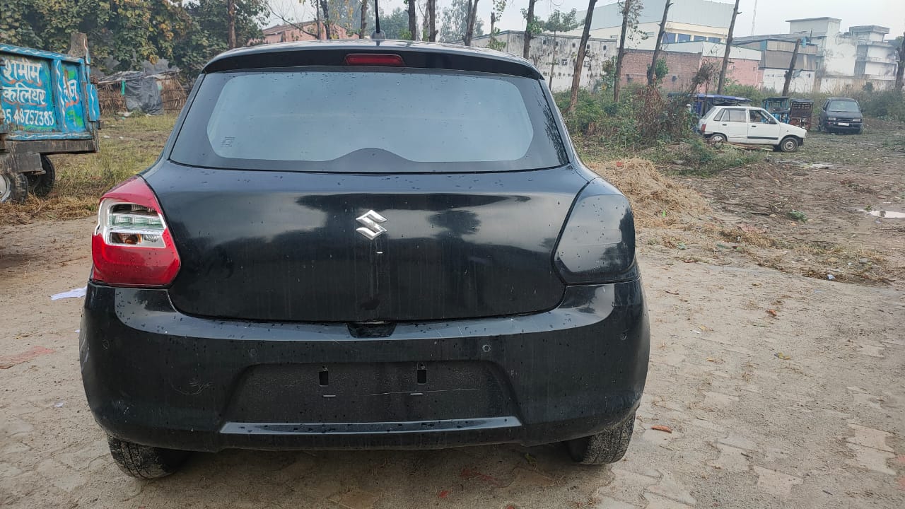 नगर निकाय चुनाव के मद्देनजर लगी आचार संहिता का पालन कराने हेतु एसएसपी के सख्त निर्देश  हूटर बजाना युवक को पड़ा भारी 20,000 से अधिक का काटा चालान  सफेद स्विफ्ट कार को मॉडिफाई कर बना दी काली की सीज