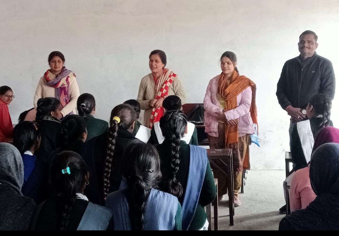 आदर्श बाल सदन इंटर कॉलेज बहादुरपुर जट में अमेरिका इंडिया फाउंडेशन के अंतर्गत चलाए जा रहे मानसी 2 कार्यक्रम के अंतर्गत किशोरियों को स्वास्थ्य संबंधी और इस अवस्था में होने वाले शारीरिक और मानसिक बदलाव के संबंध में दी जानकारी।