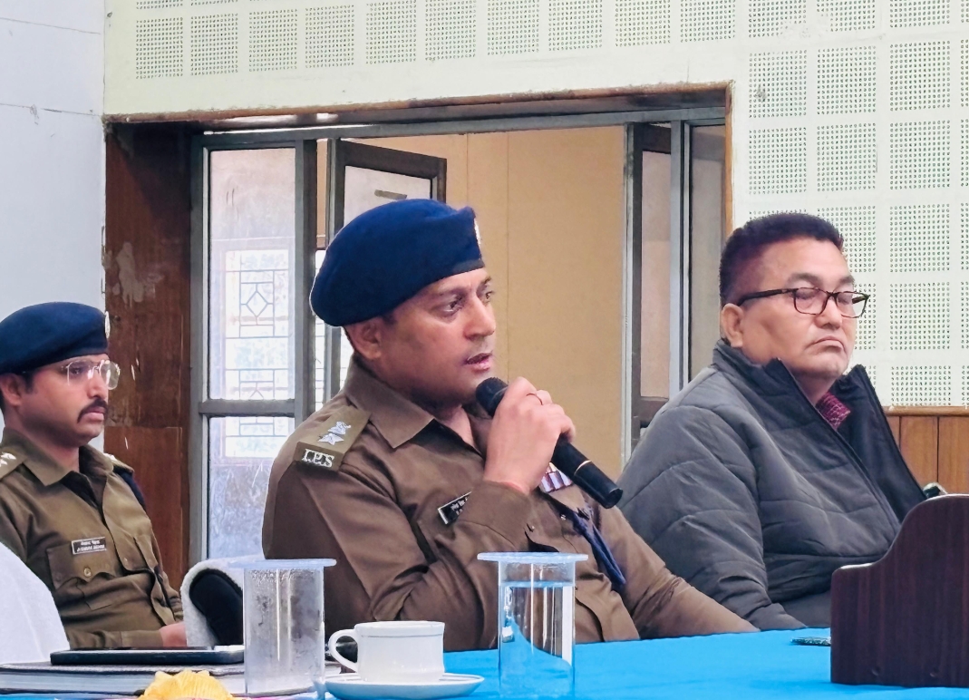 मेला ड्यूटी में लगे फोर्स को एसएसपी ने किया ब्रीफ, दिए आवश्यक दिशा निर्देश  सोमवती अमावस्या स्नान पर्व व आगामी नगर निकाय चुनाव के दृष्टिगत बॉर्डर पर बढ़ाई चौकसी