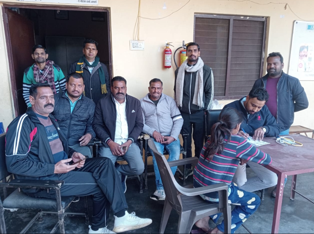 आदर्श बाल सदन इंटर कॉलेज बहादुरपुर जट में रविवार को आयुर्वेदिक निशुल्क स्वास्थ्य शिविर का आयोजन किया गया।  जिसमें योग अभ्यास, मर्म चिकित्सा ,आयुर्वेदिक परामर्श, कपिंग थेरेपी आदि की गई और  और निशुल्क दवाइयां वितरित की गई कैंप में लगभग 120 मरीजों में आकर लाभ उठाया।