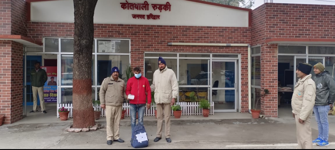 घर मे चोरी करने वाले आरोपी अभियुक्त को पुलिस ने किया गिरफ्तार।  आरोपी के कब्जे से चोरी का सामान, नगदी व ज्वैलरी बरामद