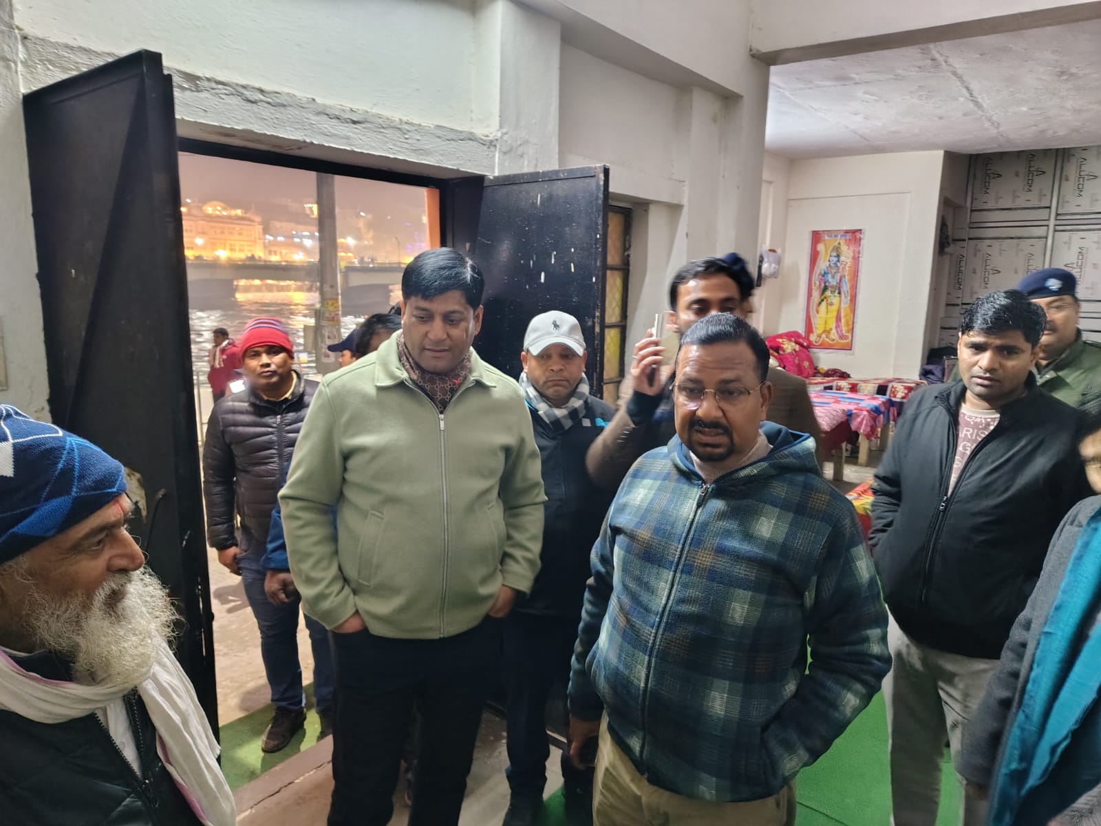  जिलाधिकारी कर्मेन्द्र सिंह एवं एसएसपी प्रमेन्द्र सिंह डोबाल ने मौसम की ठंडी लहर को देखते हुवे बुद्धवार की देर रात्रि गरीब व असहाय लोगों को ठण्ड के प्रकोप से राहत दिलाने हेतु रोडवेज स्टेशन, हरकी पौड़ी क्षेत्र पहुंचकर 239 व्यक्तियों को कम्बल वितरित किए तथा नगर निगम द्वारा जलाए जा रहे अलाव का भी भौतिक निरक्षण करते हुवे  उन्होंने रोडवेज स्टेशन पर कम से कम रात्रि 11 बजे तक अलाव जलाने की व्यवस्था करने के निर्देश सहायक नगर आयुक्त को दिए। उन्होंने रोड़ीबेलवाला स्थित पुरुष तथा महिला रैन बसेरे, अलक नंदा घाट स्थित रैन बसेरे का स्थलीय निरीक्षण किया।